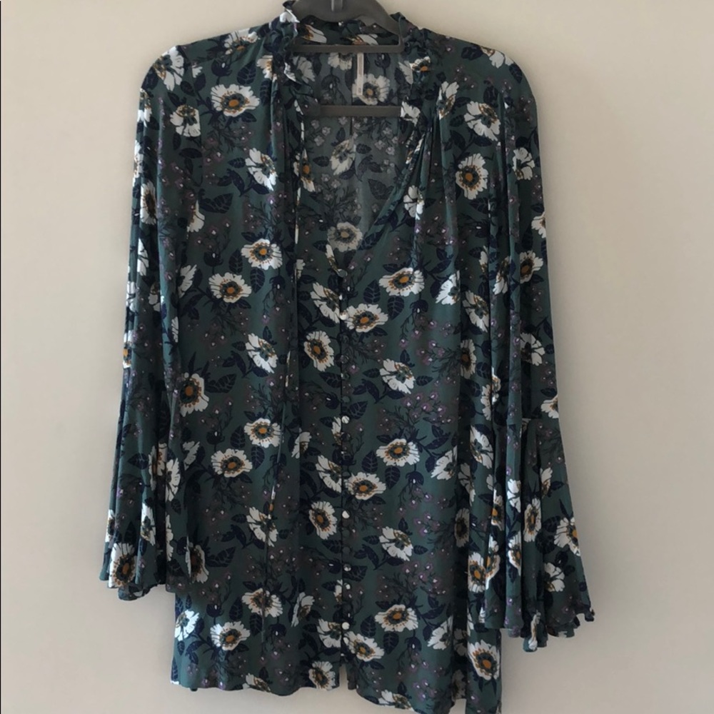 Perfect condition flowy sleeve FP TOP